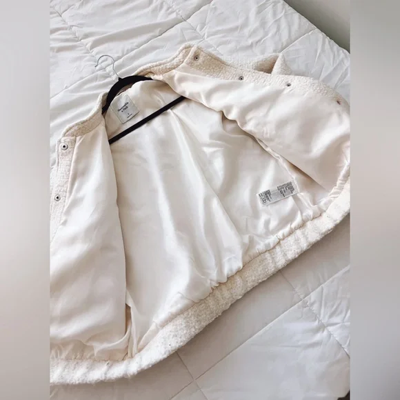 Abercrombie  Off-White Textured bomber jacket - Picture 2 of 5